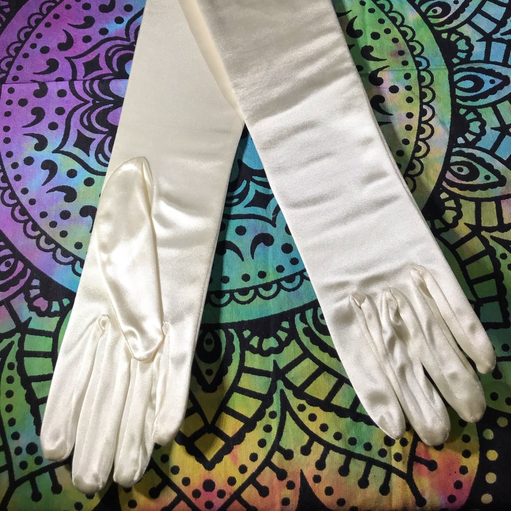 Cream Vintage Satin Gloves - Picture 7 of 9